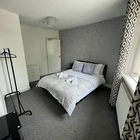 Apartment Woodman House- 7 Bed House