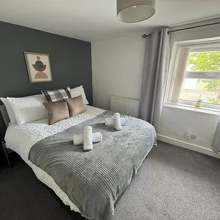 Woodman House- 7 Bed House *