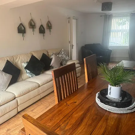 Apartment Woodman House- 7 Bed House *