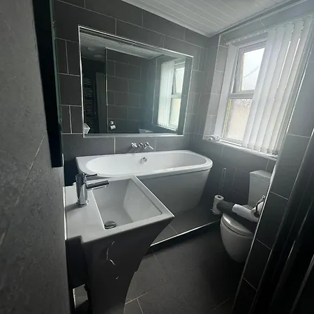 Woodman House- 7 Bed House