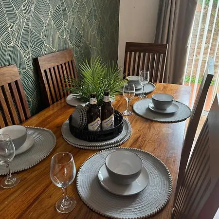 Woodman House- 7 Bedrooms - Sleeps 14 *