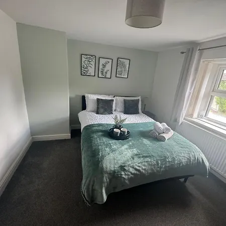 Woodman House- 7 Bed House *