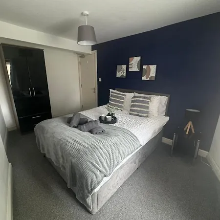 Woodman House- 7 Bed House Apartment *