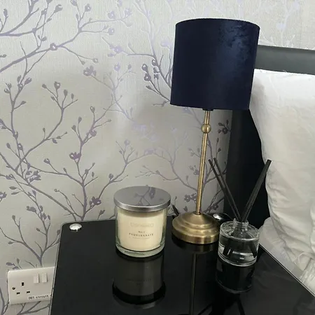 Woodman House- 7 Bedrooms - Sleeps 14 Appartement