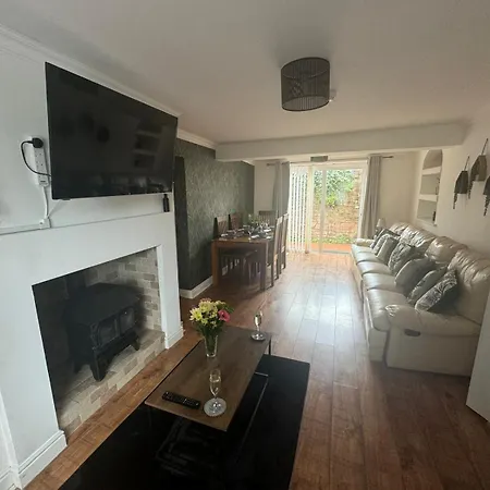 Woodman House- 7 Bedrooms - Sleeps 14