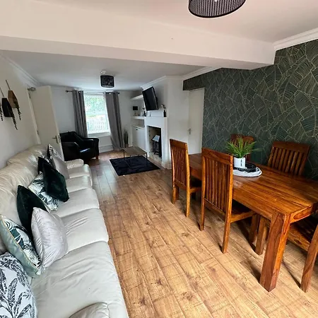 Apartment Woodman House- 7 Bedrooms - Sleeps 14