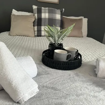 Woodman House- 7 Bedrooms - Sleeps 14 *