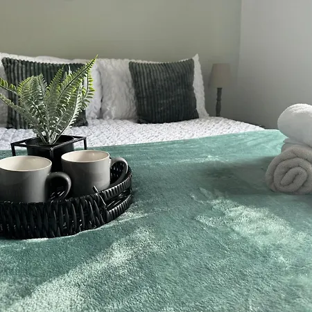 Woodman House- 7 Bedrooms - Sleeps 14 Apartment
