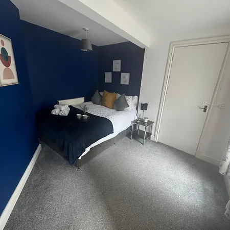 Woodman House- 7 Bedrooms - Sleeps 14 Apartment *