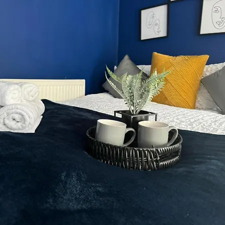 Woodman House- 7 Bedrooms - Sleeps 14 Apartment *