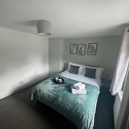 Apartment Woodman House- 7 Bedrooms - Sleeps 14 *