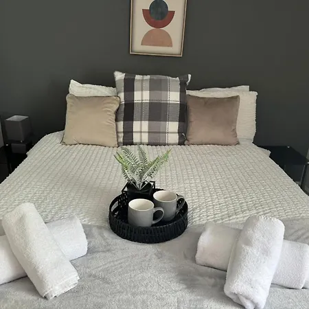 Apartment Woodman House- 7 Bedrooms - Sleeps 14 *